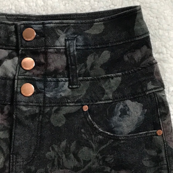 ❗️SOLD❗️Tinsletown Denim Couture shorts - Picture 8 of 8